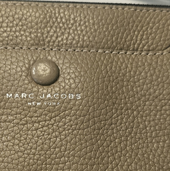 Marc Jacobs French Grey Pebbled Leather Zip Phone Wristlet Wallet - Picture 2 of 6